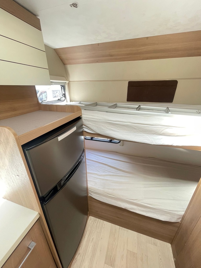 Camas laterales y nevera